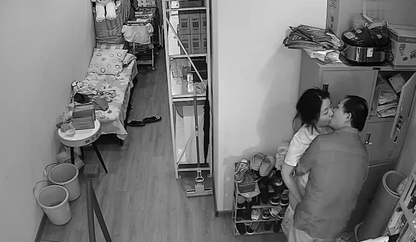 黑客破解网络摄像头偷拍单位值班女医生和领导在医务室偷情被扒下内裤趴在椅子上后入