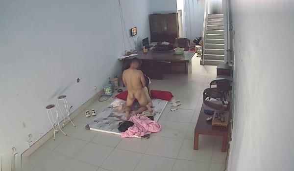 黑客破解网络摄像头偷拍胖经理中午和媳妇在办公室地板上啪啪啪