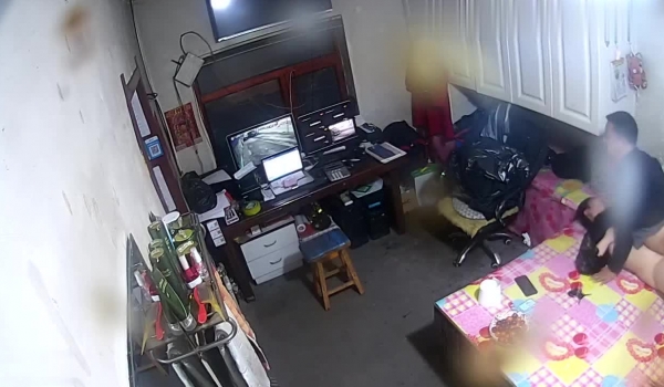 黑客破解网络摄像头监控偷拍貌似值班室的房间性饥渴少妇从别的地方赶来会奸夫偷情