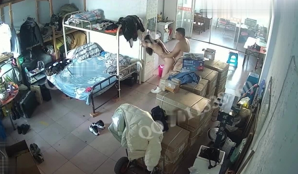 黑客破解网络摄像头监控偷拍 ️午休老板和年轻漂亮女秘书在仓库兼宿舍的双层床上激情做爱婉美动作片