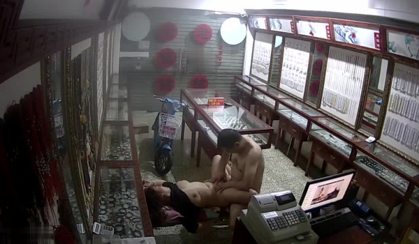 步行街门市网络摄像头被黑偸拍珠宝玉器店打烊后店老板与大奶服务员用收银机电脑看A片受不了脱光躺木椅