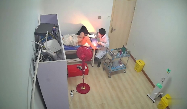 《医院监控破解》偷窥妇科门诊医师给美女病患仔细检查下体