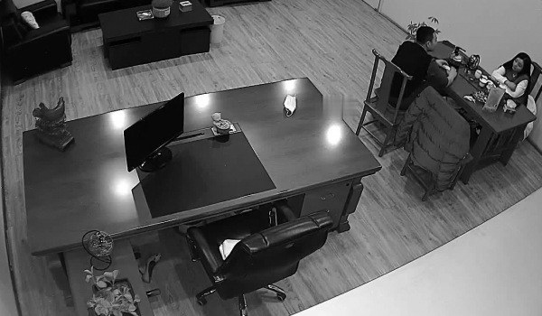 破解网络摄像头监控偷拍摄影店老板娘晚上在办公室内跟大客户喝茶偷情脱裤子非常主动看起来已经不是第一