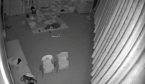 黑客破解幼儿园网络摄像头监控偷拍幼师美眉被纹身渣渣男友打砸后在幼儿床上强干无套内射