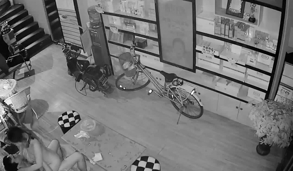 八月流出破解网络摄像头化妆品专柜打佯后老板和媳妇喜欢来刺激的在楼梯口的座椅上搞沙发上搞