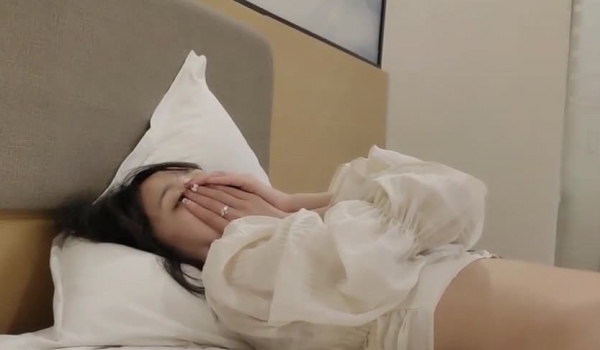 大三美女箍牙妹在校外开房 哈哈好喜欢她