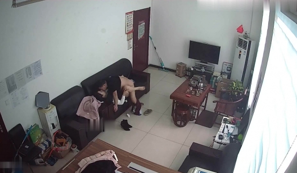 黑客破解网络摄像头监控偷拍好赌少妇欠网贷主动上财务公司办公室肉偿还利息被小鸡鸡经理扑倒在沙发上干