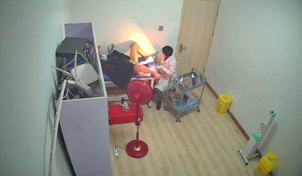 《医院监控破解》偷窥妇科门诊医师给美女病患仔细检查下体
