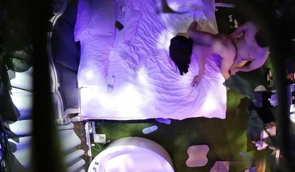 监控破解中年大叔和丰满少妇酒店开房啪啪啪