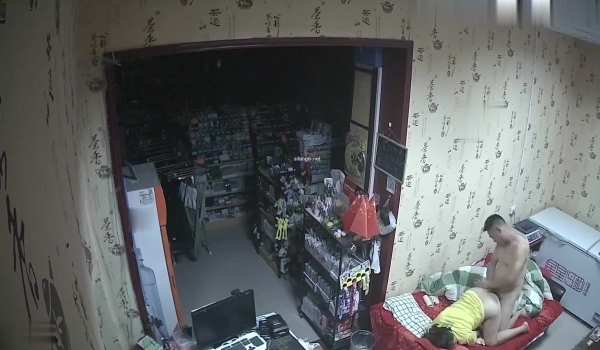 破解网络摄像头监控偷拍文具店老板打样看黄片后浑身欲火和媳妇做爱