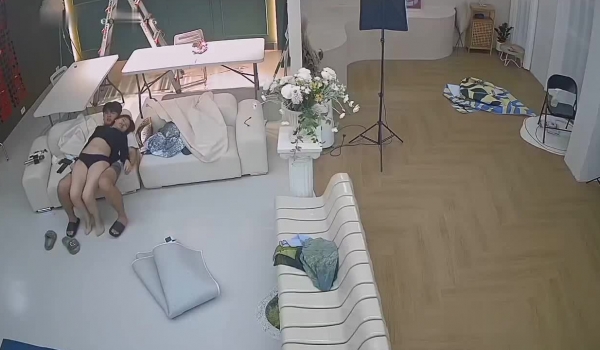 黑客破解网络摄像头监控偷拍 摄影棚没有其它人的时候摄影师淫秽老板娘和她亲热