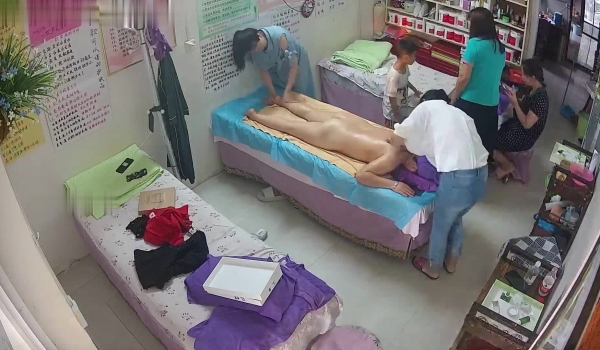 理疗美容美体束美会所网络摄像头被黑拍天然超大奶富太太来做推油排毒按摩第二位来做按摩的美少妇还是白