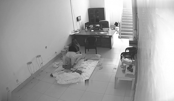 黑客破解网络摄像头偷拍小夫妻喜欢中午休息的时候在临时办公室的地铺上啪啪