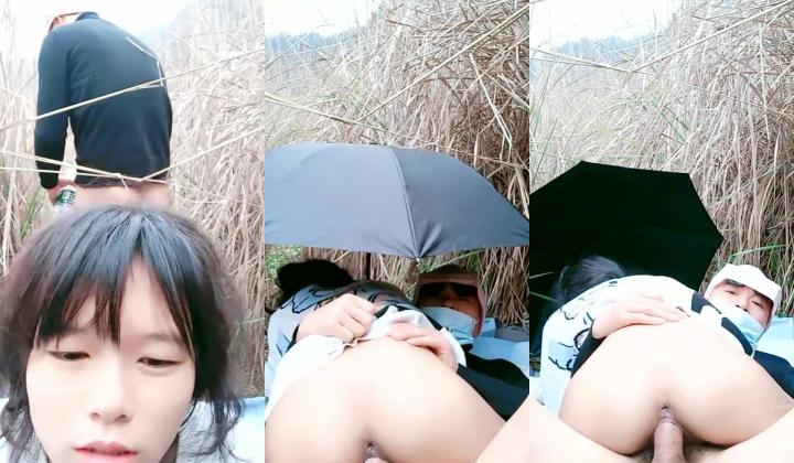 史无前例！~芦苇丛中【护士破处】雨中撑伞，无套啪啪~刺激！多恶劣的天气也阻拦不了这俩货