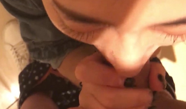 大鸡巴哥和学院派女神玩刺激的在餐厅的厕所里啪啪自拍