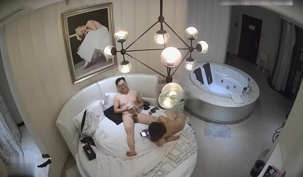 豪华主题房球帽眼镜哥很拽约啪卖服装的苗条美女上位扭的很疯狂表情销魂床上操到地板打了好几炮