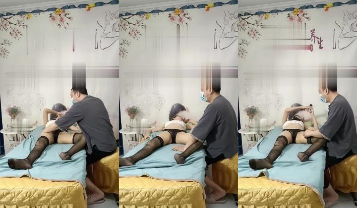 水宜方SPA按摩养生会所里的黑丝小少妇，让大哥在床上按摩撩骚揉奶玩逼，大鸡巴插入多体位蹂躏爆草干