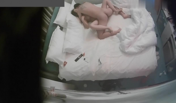 【360豪华情趣房】白色摇摇床-纹身小哥抱着逼毛很浓密的大奶女友各种体位 激情猛日