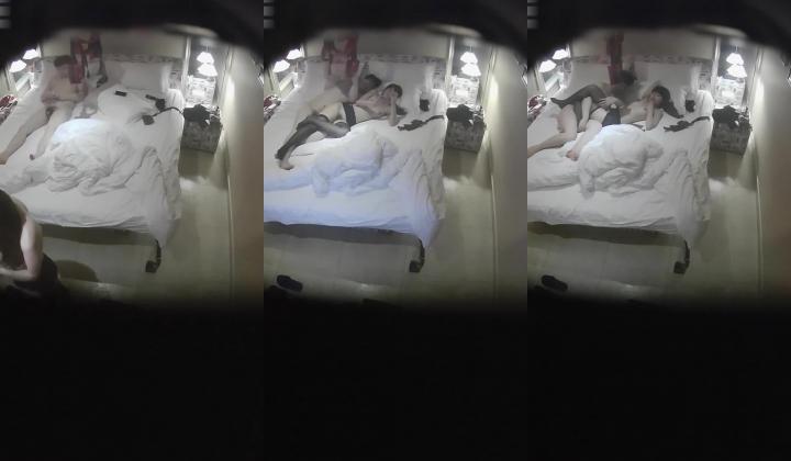 【360豪华情趣房】白色摇摇床-有恋物癖的小伙要求女友穿上情趣黑丝狠插小逼逼