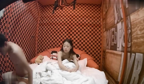 【360】精选补漏 近视角工业风格红色圆床主题-妹子很好奇房内吊环想试试，被男友舔胸正面插入几下