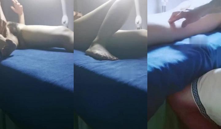 坑爹按摩院男技师偷拍【私处保健直播】逼毛浓密少妇按哪都说疼估计有妇科病所以没有搞成