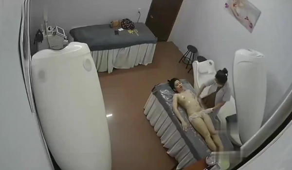 黑客破解美容院摄像头 偷拍女顾客脱光衣服激光雷射.脱毛护理