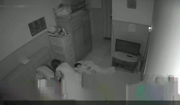 黑客【破解摄像头】媳妇晚上兽性大发强行扒光睡沙发上的老公 交公粮被拒