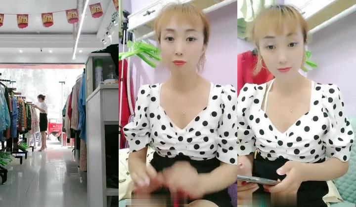 服装店老板娘在店里逼里夹着跳弹接客卖货闲聊，全程露脸顾客一走就开始骚，躲进试衣间脱光揉奶子自慰骚