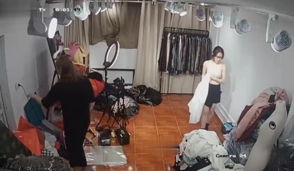 售价50元黑客破解摄像头 双摄像头记录美女直播带货卖衣服露点换衣服