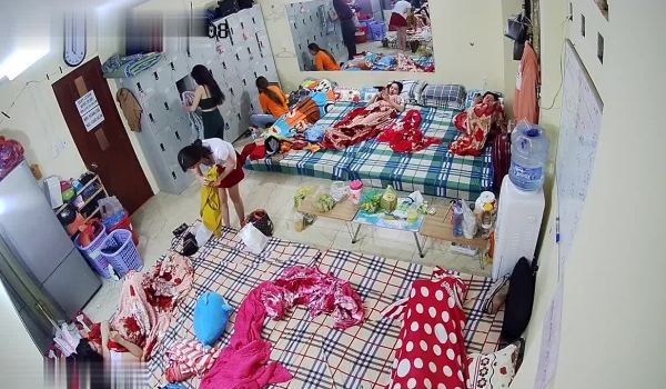 高价购入黑客破解 ️夜总会小姐集体宿舍摄像头偷拍不少身材不错制服美女换衣服全裸擦润肤露高清无水印