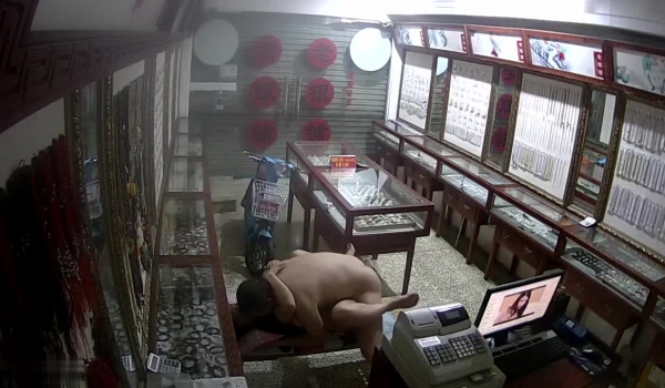 黑客破解商业街老银铺首饰店监控偷拍老板娘和老公一块看黄色电影嗨起在小长凳来一炮