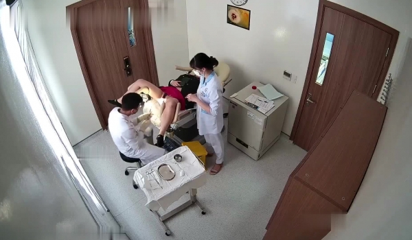 新流出黑客破解医院妇科检查科摄像头偷拍 几个做阴道检查的年轻美眉