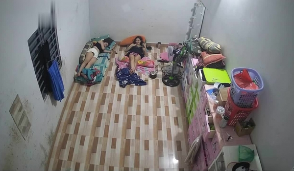 黑客破解会所小姐集体宿舍偷拍 ️小姐姐不内裤出门 跟男友聊天衣服都聊没了  