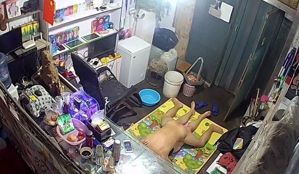 黑客破解情趣性用品商店摄像头监控偷拍年轻小哥喜欢在店里地上和媳妇啪啪