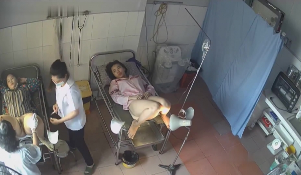 ️黑客破解医院妇科监控摄像头偷拍 ️偷吃禁果意外怀孕的学妹做流产表情疼苦