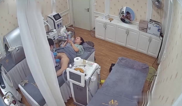 新流出黑客破解美容院监控摄像头偷拍 ️来做穴位按摩逼逼脱毛的美女少妇
