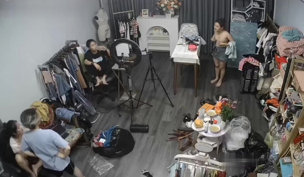 黑客破解摄像头偷拍直播的带货的小姐姐后台更衣室换衣服