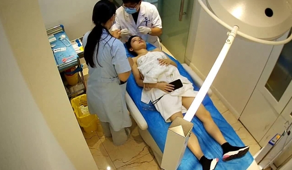 《稀缺资源 隐私曝光》黑客破解美容整形医院爱美的漂亮眼镜小姐姐打瘦脸针 中途换奶罩被记录奶子不大