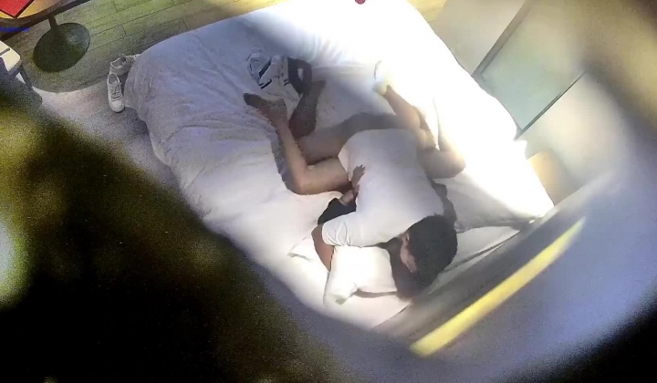 《黑客破解》小伙强操身材不的美少妇 趴下内裤就开干