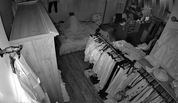 黑客破解摄像头偷拍服装店老板娘偷情，野男人VS老公的区别