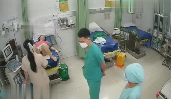 黑客破解摄像头偷拍 ️妇科急诊室少妇昏迷不醒 抢救现场三两下被扒光各种检查