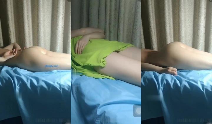 坑爹的【私处保健直播偷拍】新女顾客躺那被那被扣B，水太多最后被轻轻得搞起来了