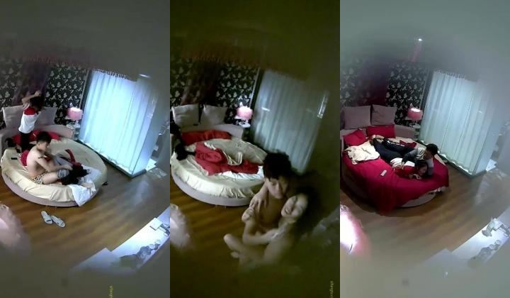 【精选360】 豪华大圆床房-身材很不错的妹子跟男友看了一会儿电视就操逼 床上 地上 桌子 还玩