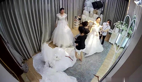 最新流出黑客破解婚纱店监控摄像头 偷拍 三位新娘同时换婚纱