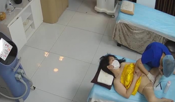 黑客破解美容院监控摄像头偷拍 客人脱光光全身刀片刮 毛激光去毛囊