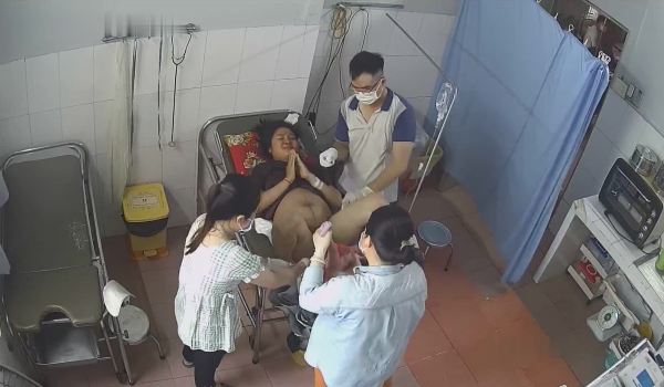 黑客破解乡镇医院妇产科 ️摄像头监控最佳角度高清偷拍阴蒂可见 最美年轻孕妇