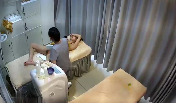 黑客破解美容院监控摄像头偷拍阴部剃刀刮毛激光让 少妇外阴变少女粉嫩术逼逼看不停