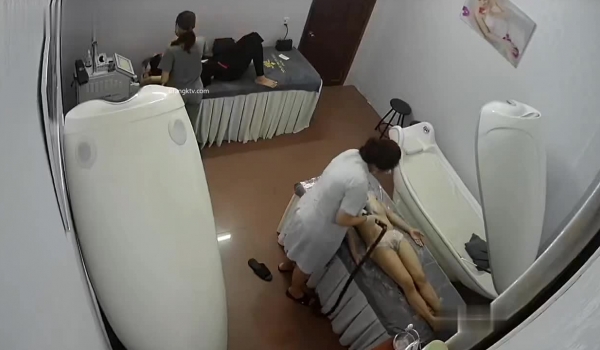 黑客破解美容院摄像头 偷拍女顾客脱光衣服激光雷射.脱毛护理