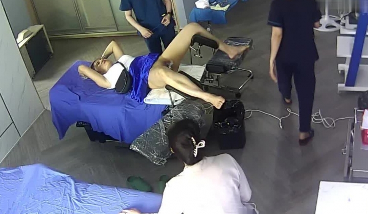 黑客破解摄像头偷拍 ️整形医院手术室 局部全身麻醉逼逼整形护士还用手机对着逼逼拍
