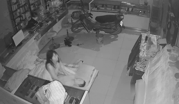黑客破解摄像头偷拍 ️各种商铺，工地。办公室偷情人